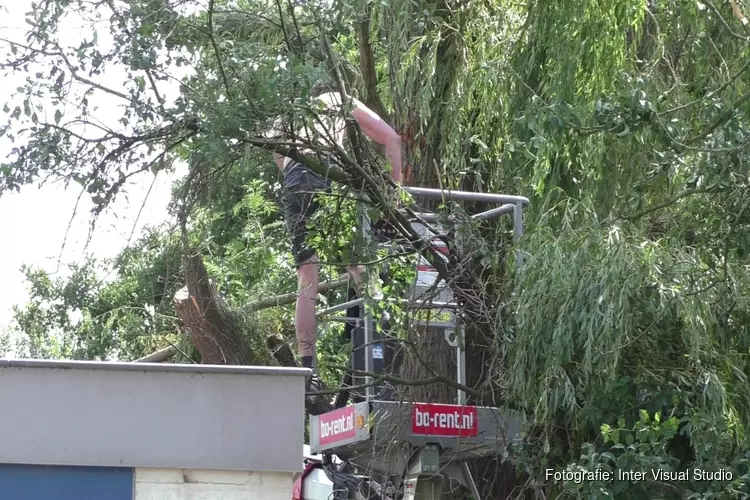 Brandweer red man uit hoogwerker