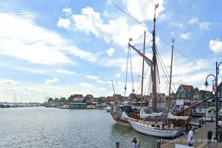 Gemeente stopt feest op boot in haven Volendam