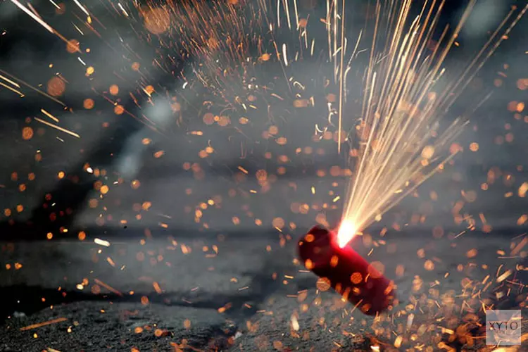 Groep jongeren belaagt politie met vuurwerk in Volendam