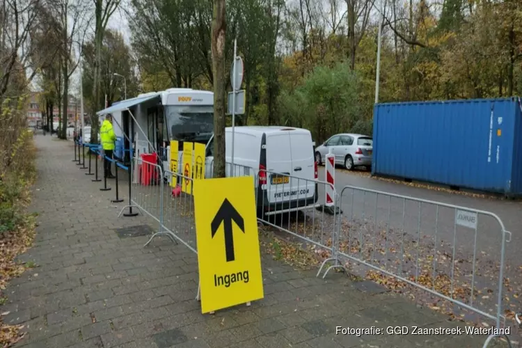 Landelijke coronatestbus van start gegaan in Volendam