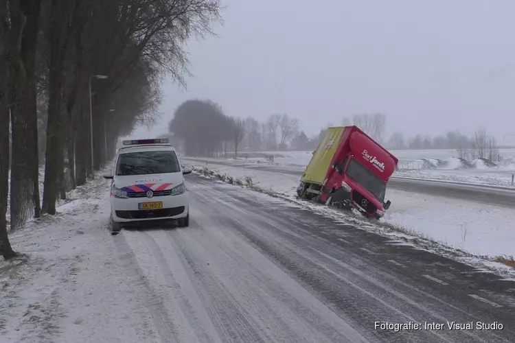 Bestelbus in de sloot door gladheid in Oosthuizen