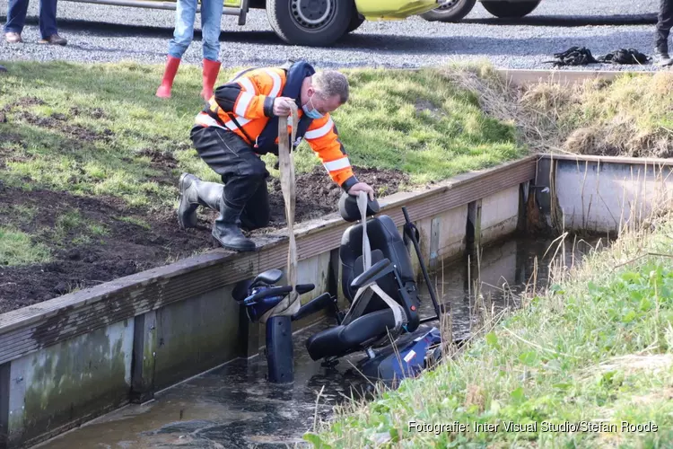 Scootmobiel te water in Kwadijk