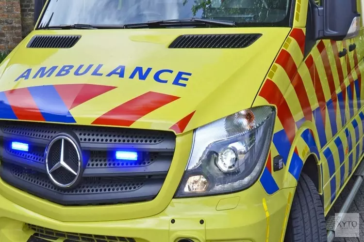 Auto raakt van de weg in Katwoude, bestuurder gewond