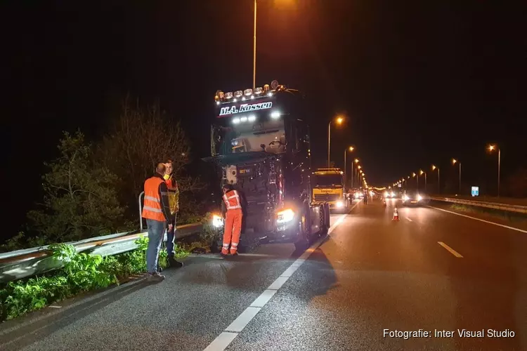 Vrachtwagen rijdt op pijlwagen op A7 bij Beets