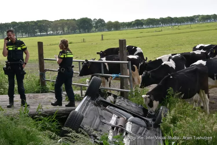 Auto komt op z&#39;n kop in sloot terecht in Edam