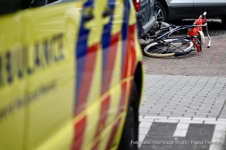 Fietsster gewond door achteruit rijdende bestelbus