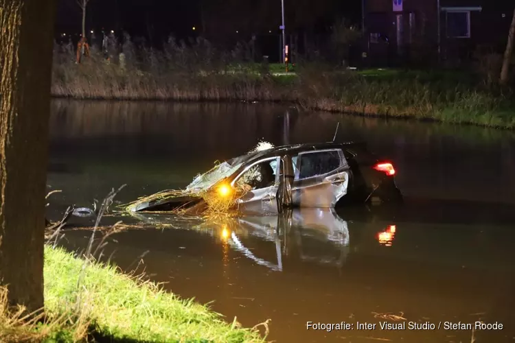 Auto te water bij ongeval Middelie