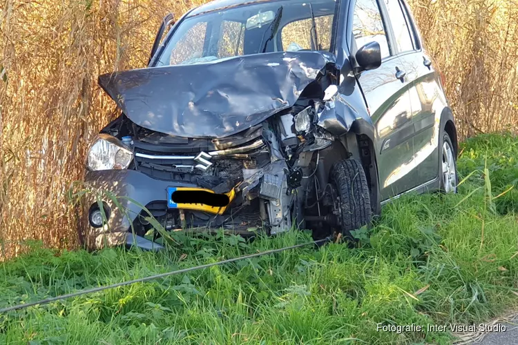 2 auto&#39;s total loss na ongeval op de N247 bij Katwoude