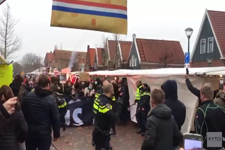 Anti-Zwarte Piet-demonstranten bekogeld met eieren en oliebollen in Volendam