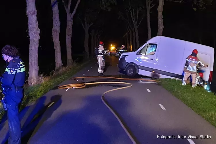 Bestelbus bijna in brand in Purmer