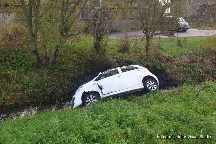 Auto in sloot na botsing nabij Edam