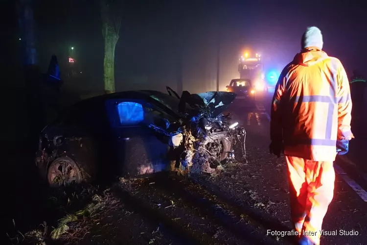 Harde crash op N247, bestuurder zoek