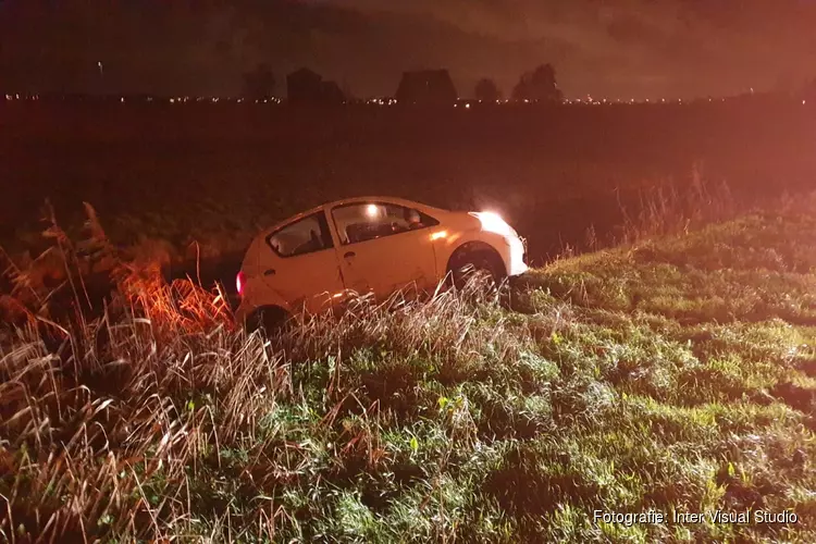 Auto half te water op Zeddeweg