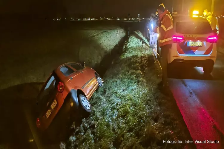 Auto belandt in de greppel in Middelie