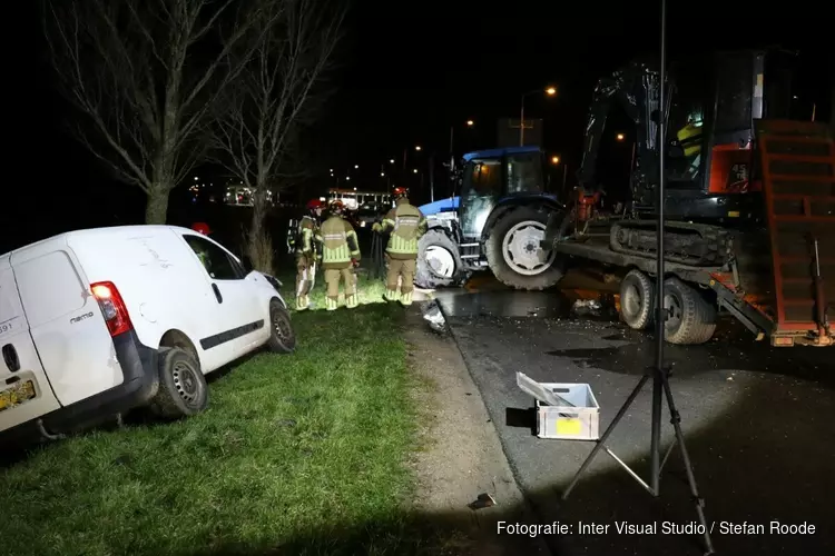 Tractor en busje botsen in Monnickendam, één gewonde