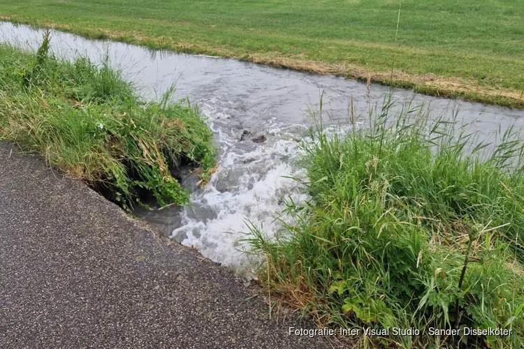 Gesprongen waterleiding langs fietspad in Monnickendam