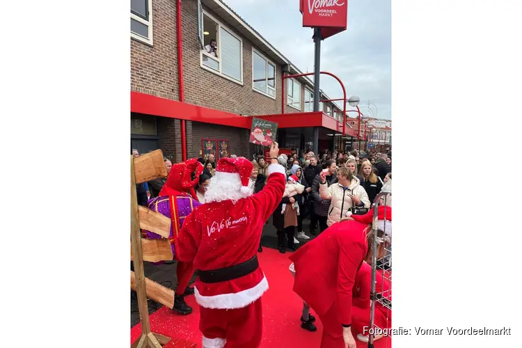 Kerstman brengt met Vomar Kersttruck gezelligheid en gratis kerstpakketten in Volendam