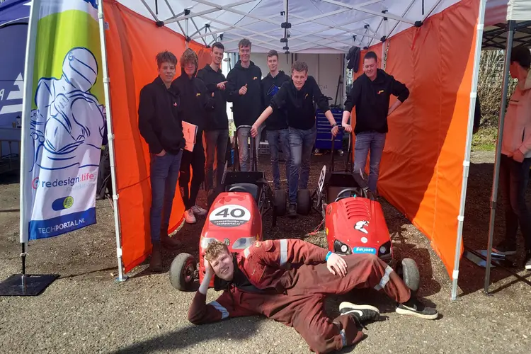 Vonk-studenten racen tijdens GreenKarting testdag in Lelystad