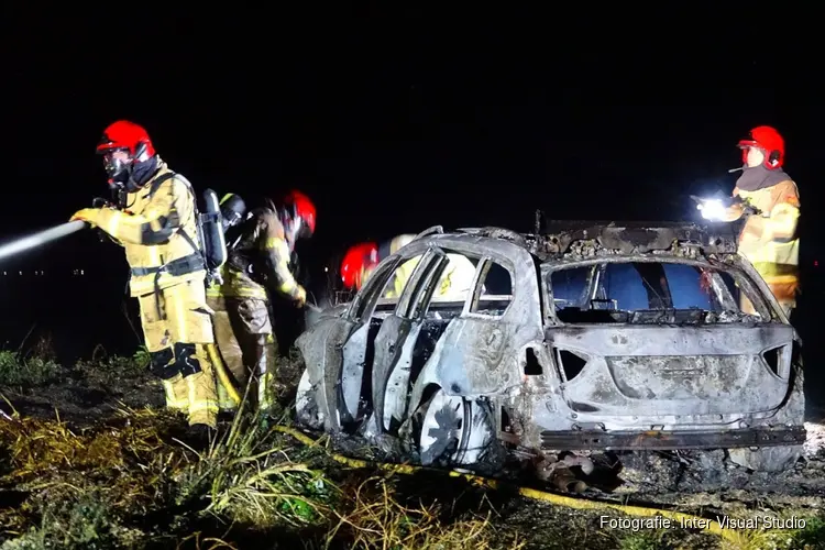 Auto volledig uitgebrand in Schardam