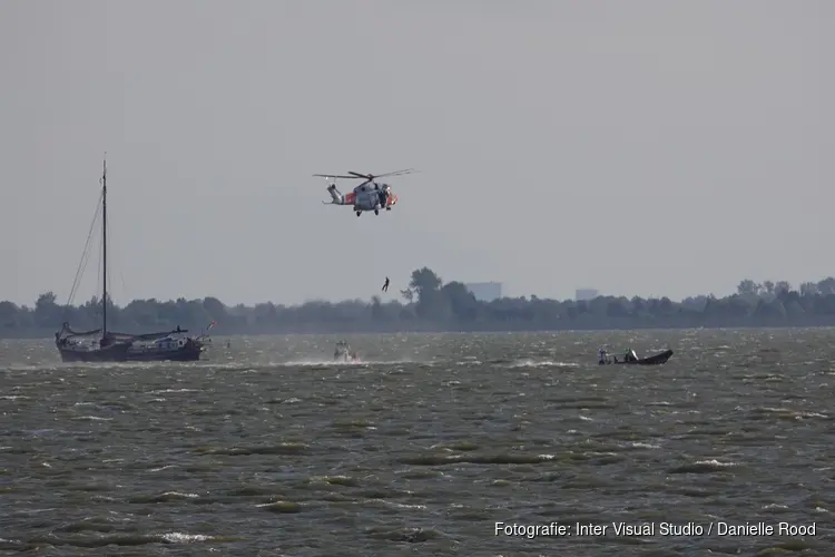 Zoekactie op Markermeer gestaakt, één persoon gered