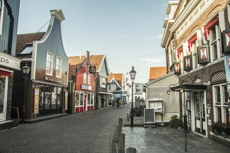 De opkomst van volendam als bestemming voor bedrijfsuitjes