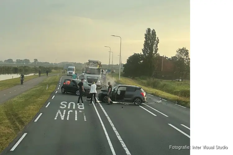 Frontale botsing op N244, ellende voor spitsverkeer in Katwoude