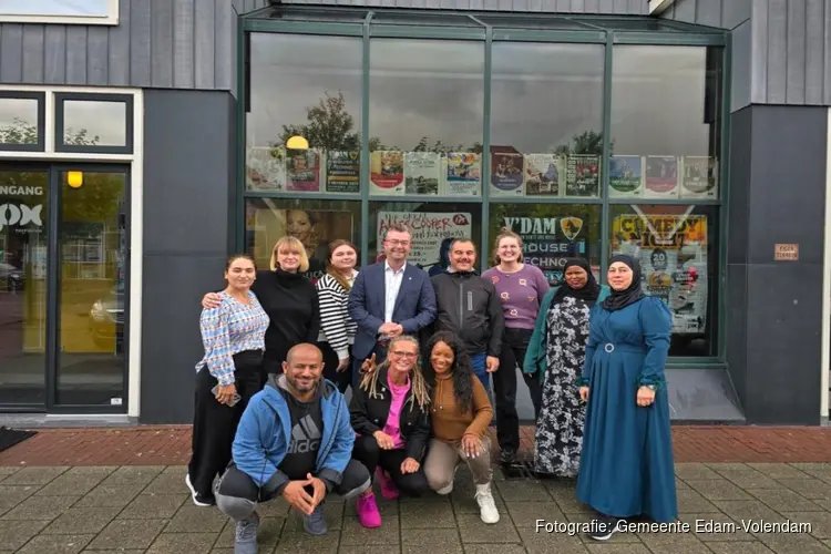 Wethouder Tuijp volgt taalles tijdens de Week van Lezen en Schrijven