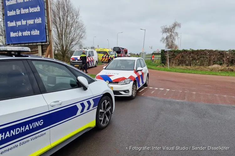 Hulpdiensten naar Hotel Volendam, man klimt op dak