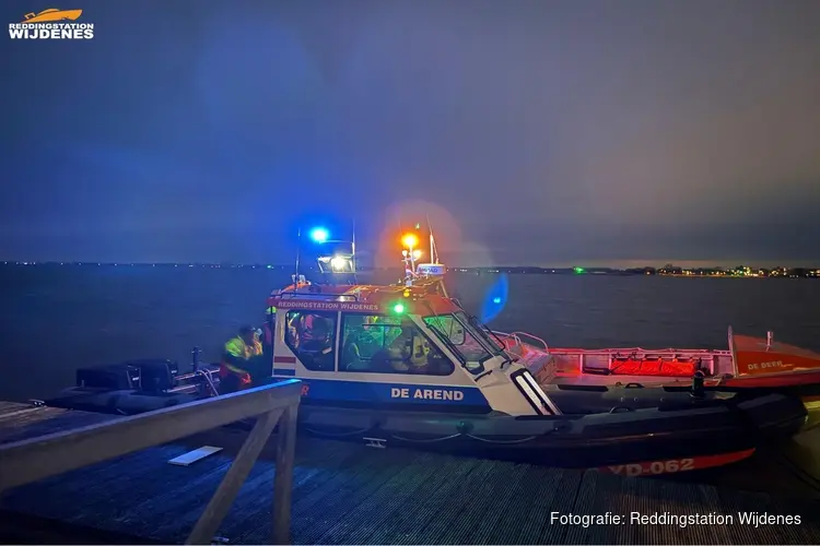 Levensreddende hulp voor solozeiler op het Markermeer