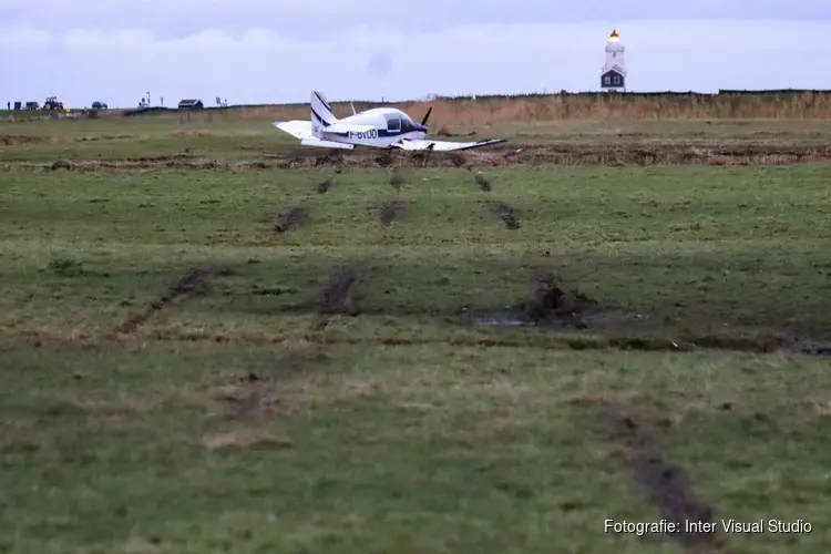 Sportvliegtuig maakt noodlanding op Marken