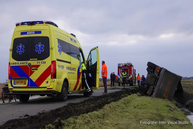 Vrachtwagen gekanteld in greppel Middelie