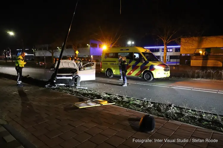 Auto tegen lantaarnpaal gereden in Volendam