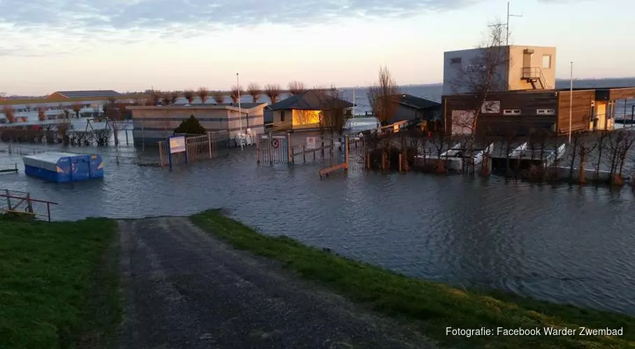 &#39;Alles is water&#39; in Warder: "Als de kantine maar droog blijft"