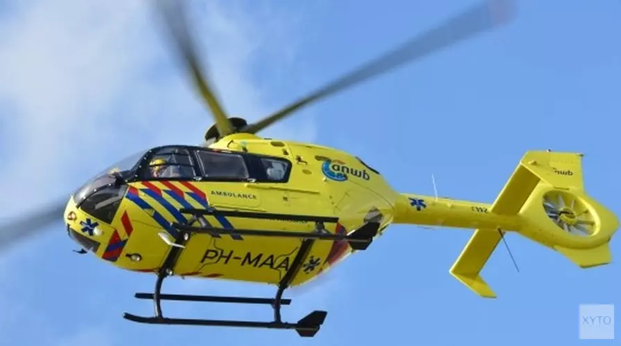 Traumahelikopter rukt uit voor persoon te water in Katwoude