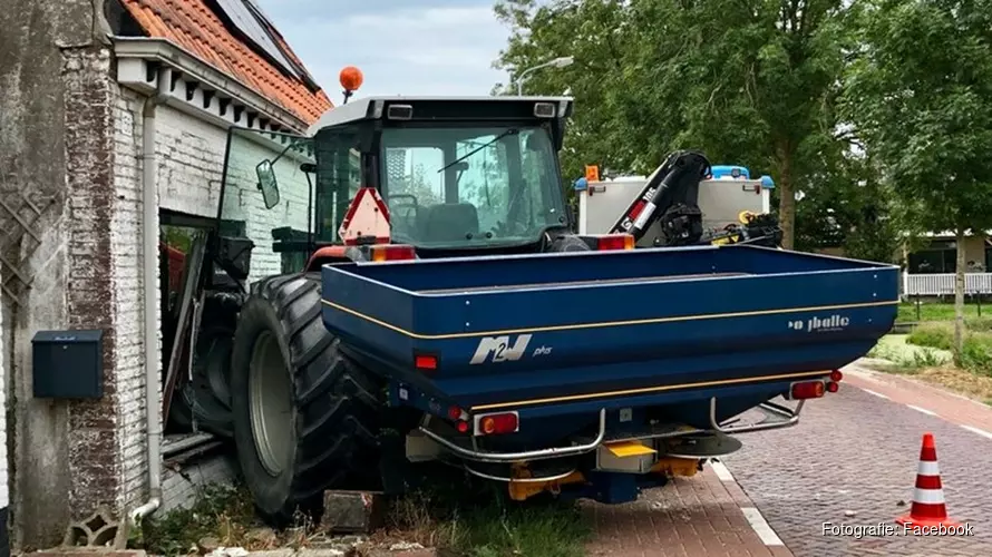 Tractor rijdt woning binnen in Kwadijk: "Iedereen rijdt hier te hard"