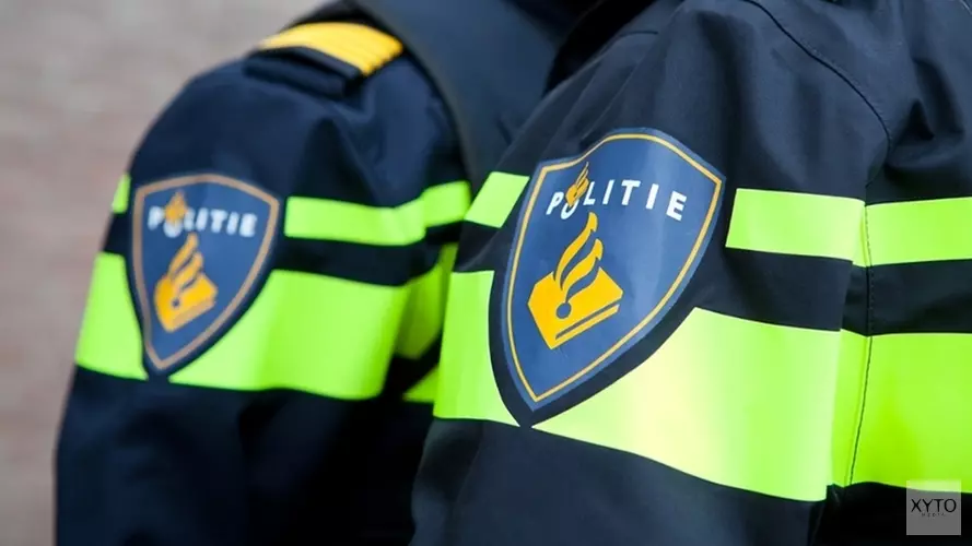 Agenten bekogeld met bakstenen en meubels