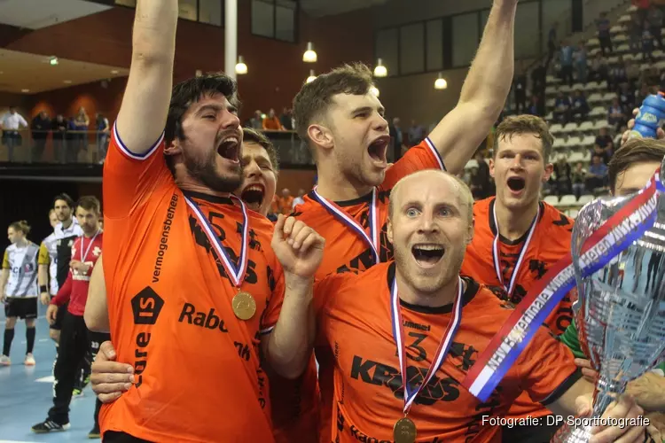 Eindelijk weer prijs voor Volendamse handballers na zinderende bekerfinale