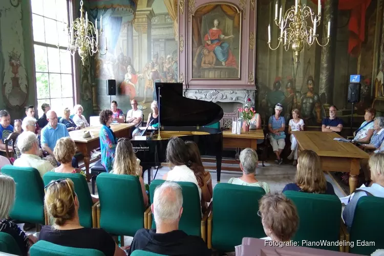 Pianowandeling in Edam