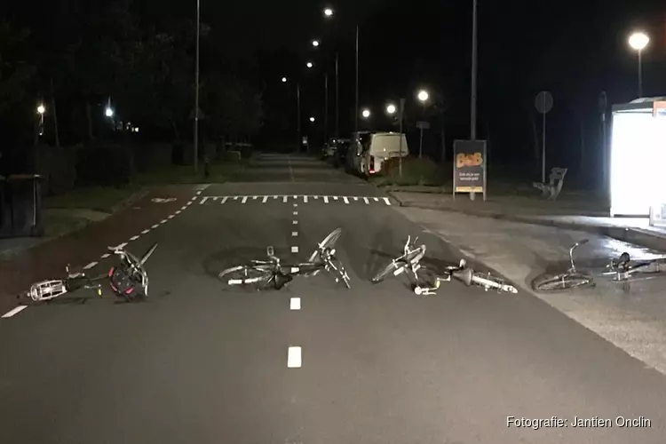 Vandalen blokkeren weg met fietsen in Monnickendam: "Kon net op tijd remmen"