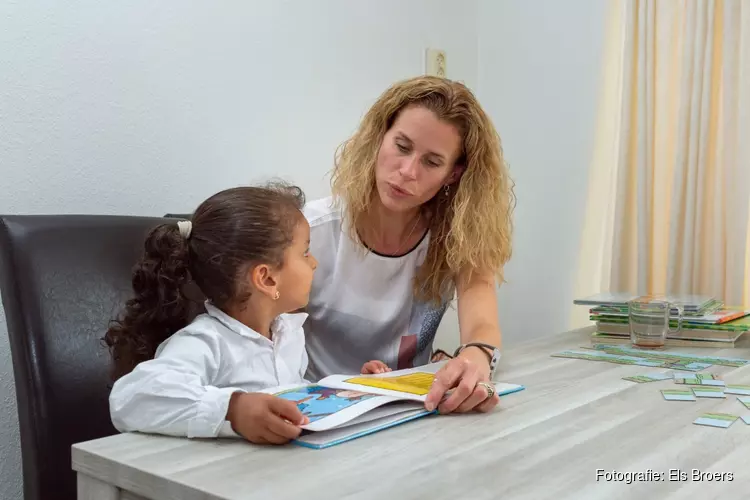 Voorlezer Jenny Bont over haar vrijwilligerswerk bij het gezin Al Reshedi: “Dit is zó leuk om te doen”