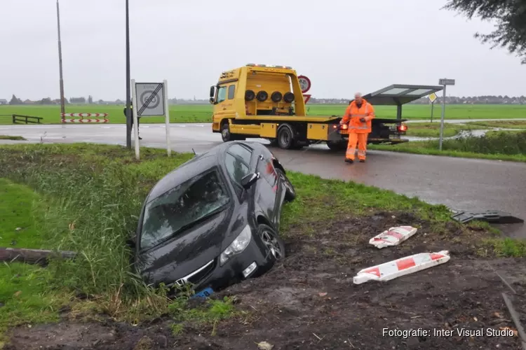 Taxi belandt in de sloot Katwoude