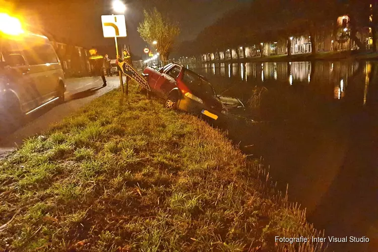 Auto bijna te water in Edam