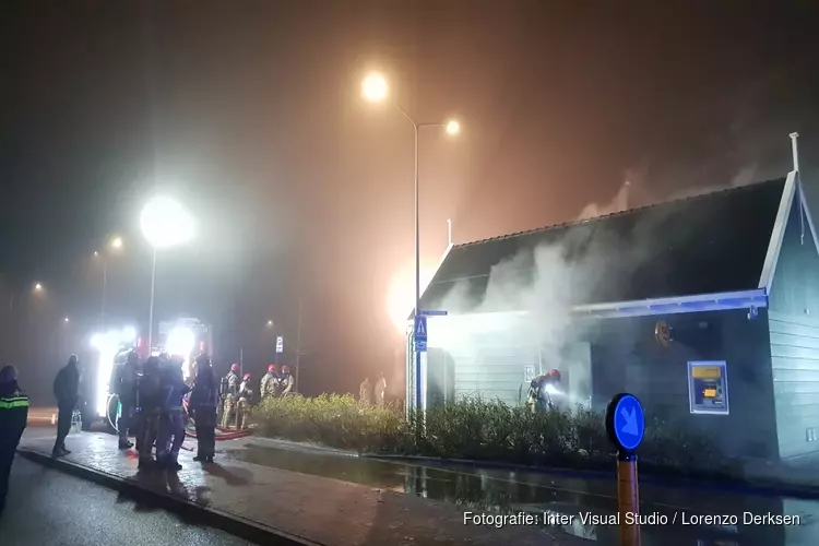 Brand in openbaar toiletgebouw Marken