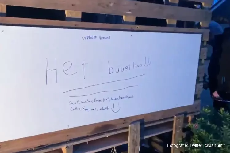 Door Jan Smit gebouwde boomhut na één nacht alweer weggehaald door gemeente