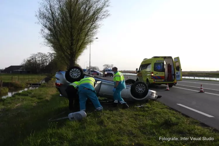 Auto op de kop in Edam, bestuurder gewond