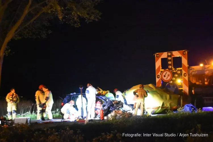 Auto crasht tegen pijlwagen op N247: meerdere gewonden