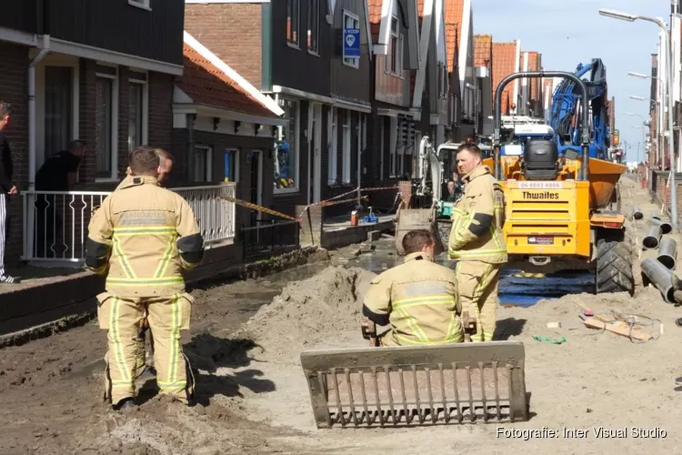 Waterleiding in Volendam geraakt, drie huizen ondergelopen