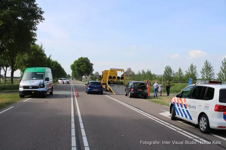 Botsing tussen bestelbus en auto in Middelie