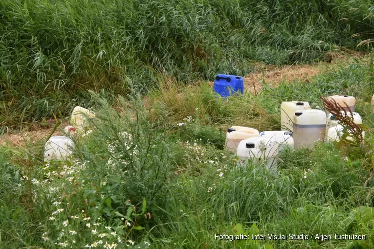 Jerrycans gedumpt in Warder